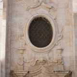 Mentre le due porte laterali all�ingresso principale sono sormontate da due finestre ovali impreziosite da fregi e decori a coppe